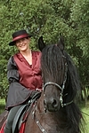 Frau reitet Friese / woman rides friesian horse