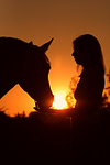 Frau und Deutsches Reitpony im Abendlicht / woman and pony